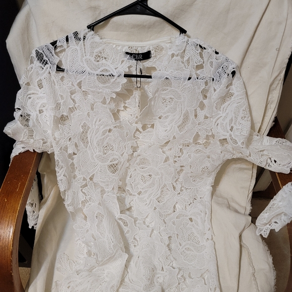 Low cut  Floral lace top - Picture 4 of 4